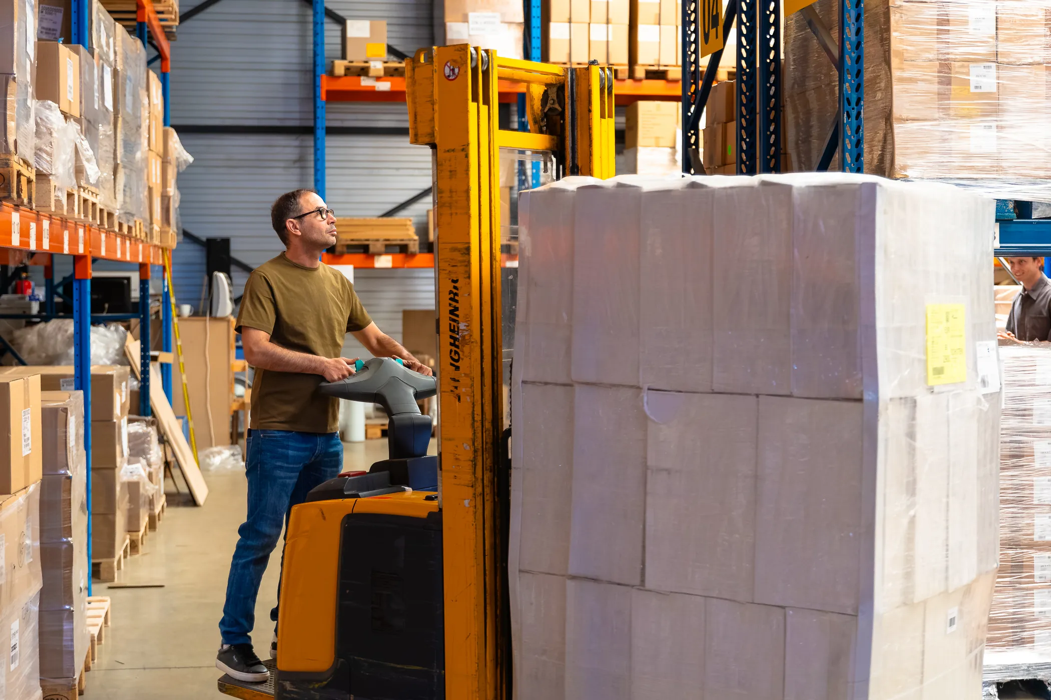 Een medewerker zet in het magazijn een pallet met verpakkingsmateriaal klaar voor levering.