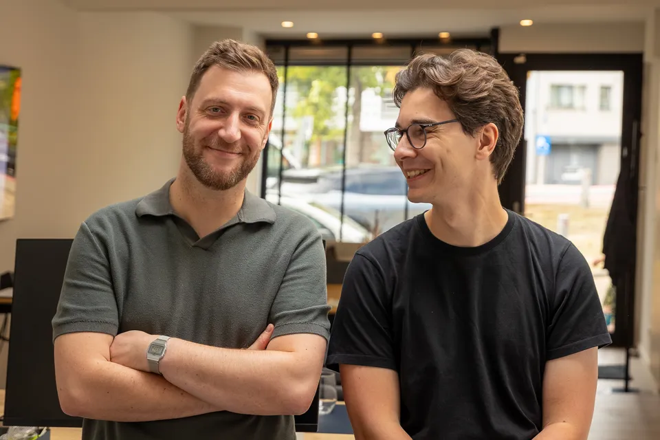 De twee oprichters van Barabas lachend naast elkaar op kantoor