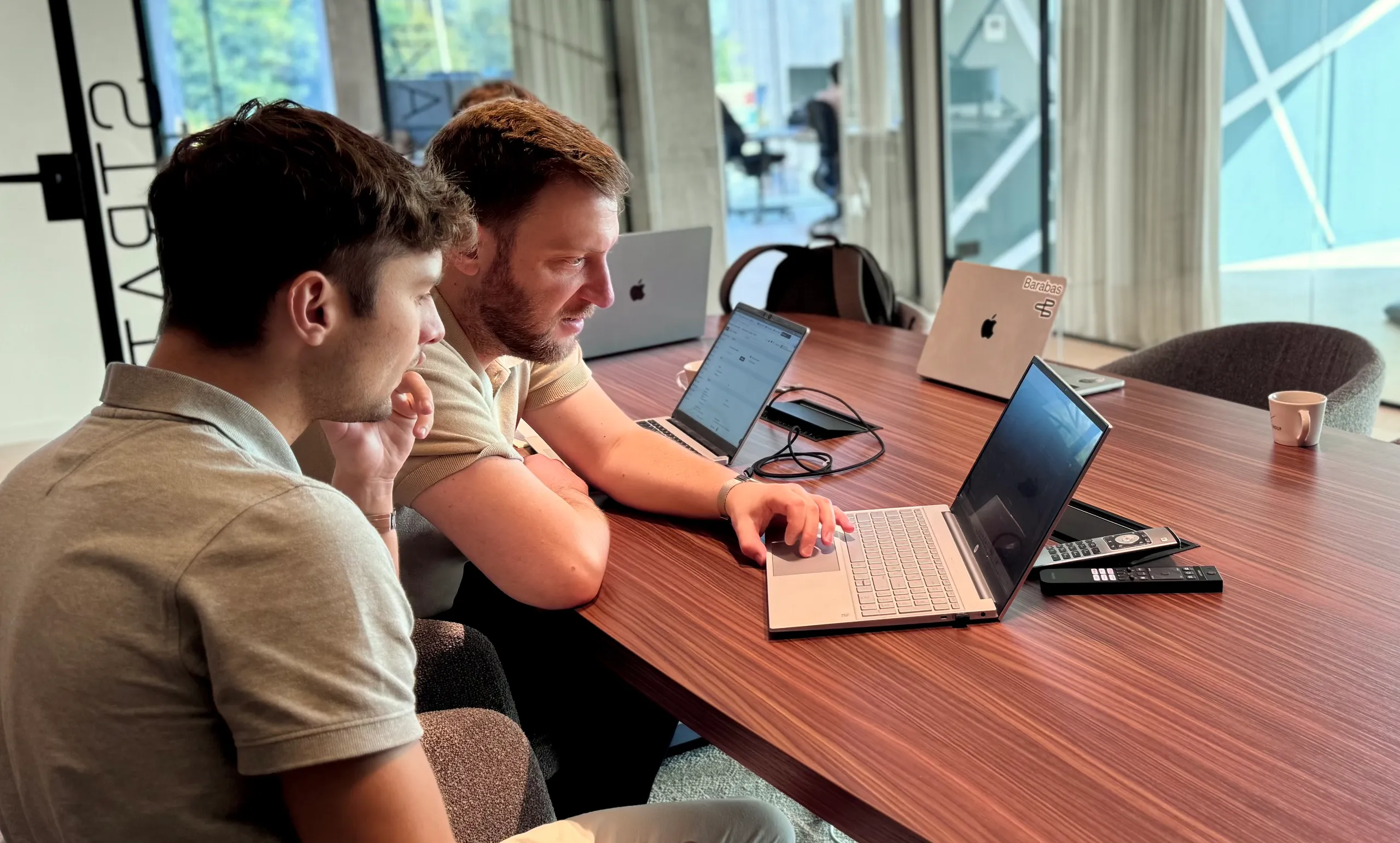 Twee Barabas-consultants bekijken samen een rapportage op een laptop