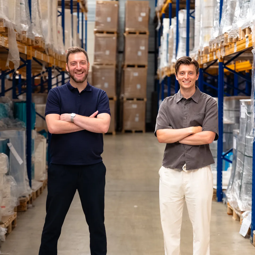 Twee medewerkers van Euralpack tussen de rekken in het magazijn