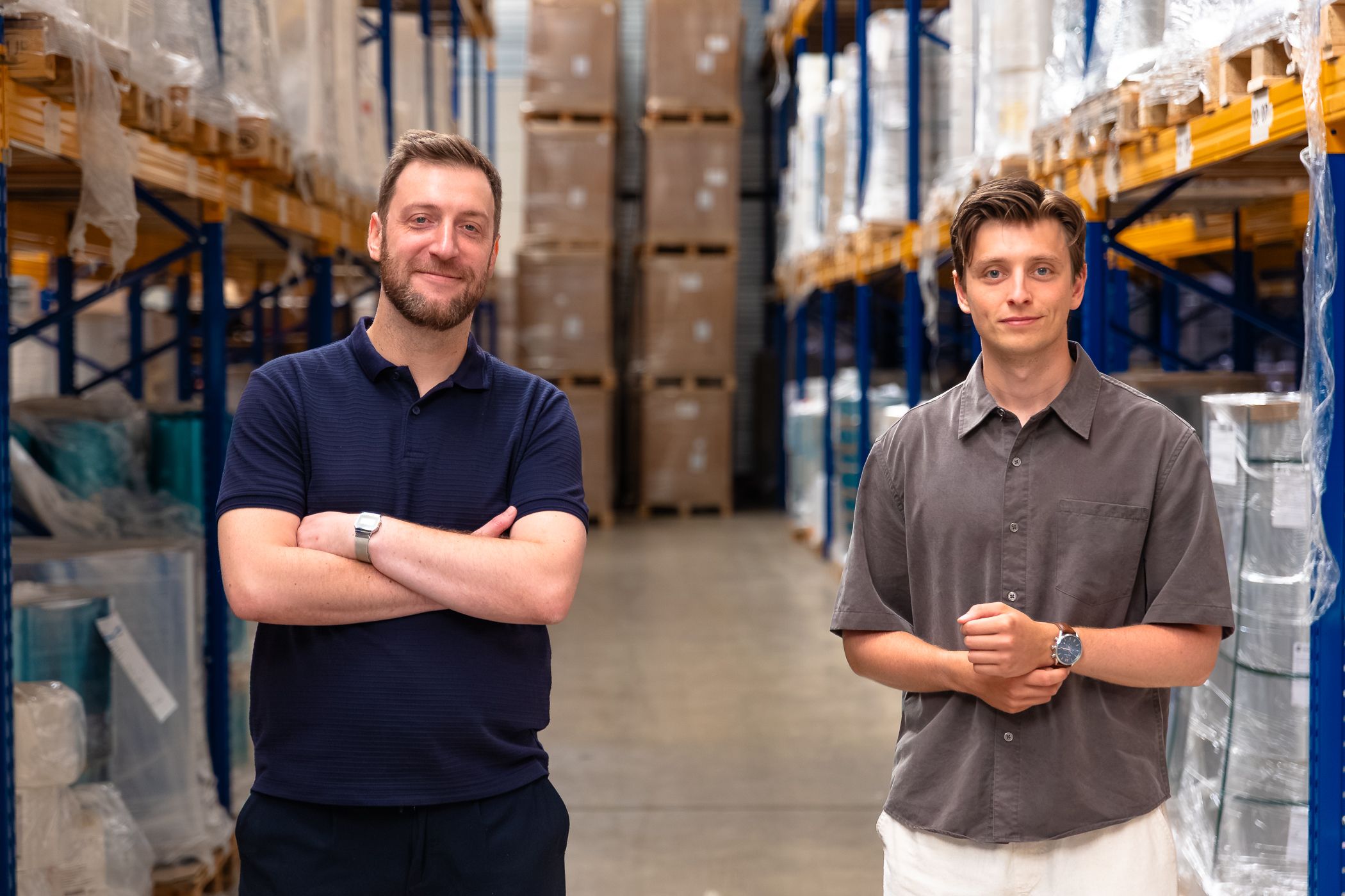 Twee medewerkers van Euralpack tussen de rekken in het magazijn