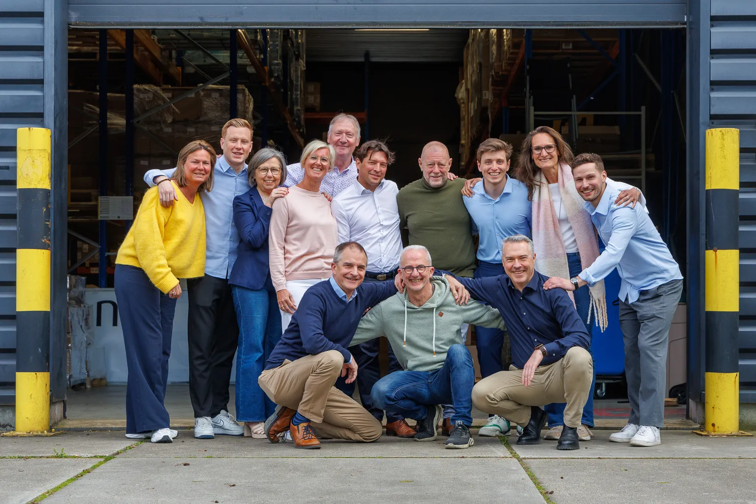 Het team van Euralpack, samen gefotografeerd in het trappenhuis van het kantoor in Schoten.