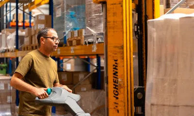 Magazijnmedewerker met een scanner tussen de rekken bij Euralpack
