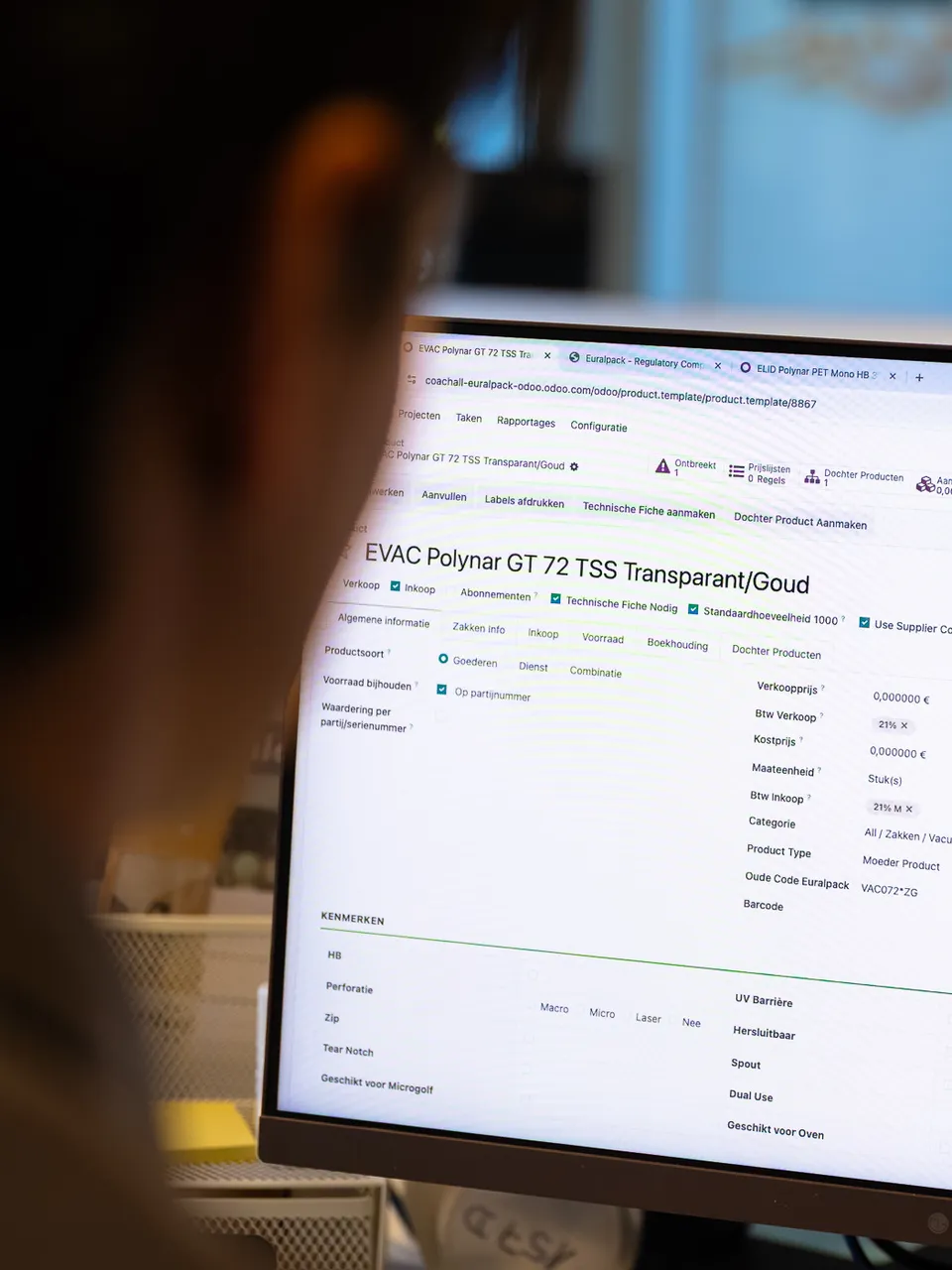 Medewerker bekijkt de productfiche met voorraad en kostprijs in Odoo