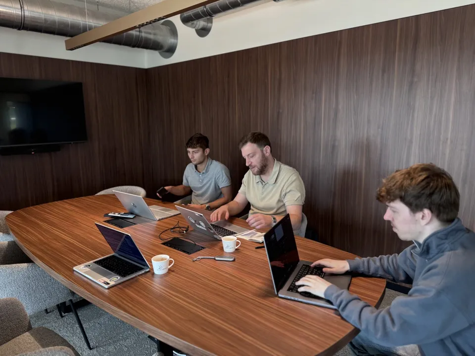 Barabas-collega's met laptops rond de vergadertafel bij een klant