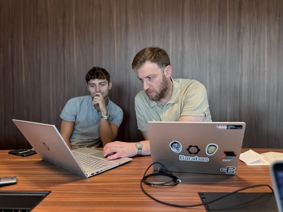 Een Barabas-expert overloopt samen met een klant iets op de laptop